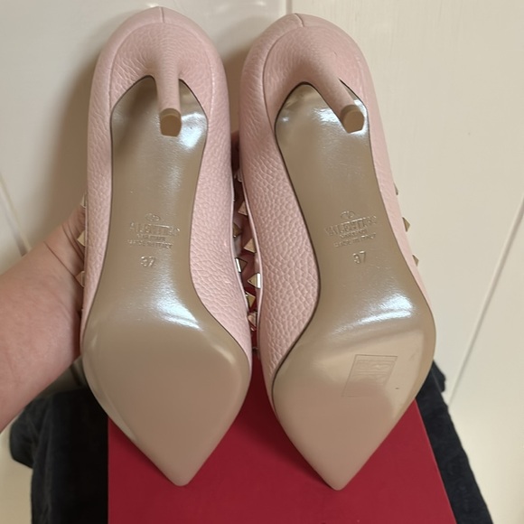 Never worn Valentino pebbled calfskin rockstud pumps. - Picture 3 of 6